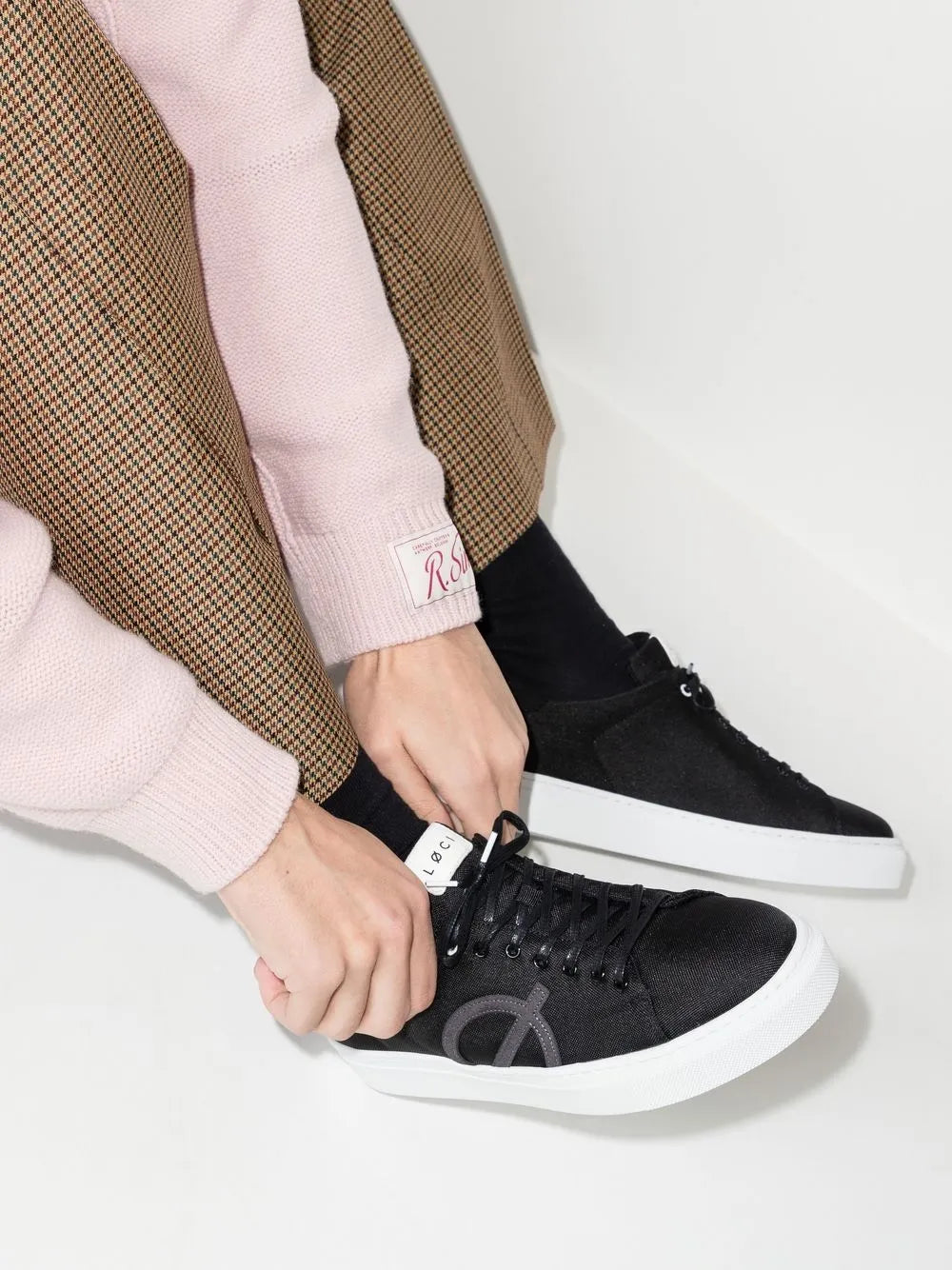 L i Loci Nine Sneakers